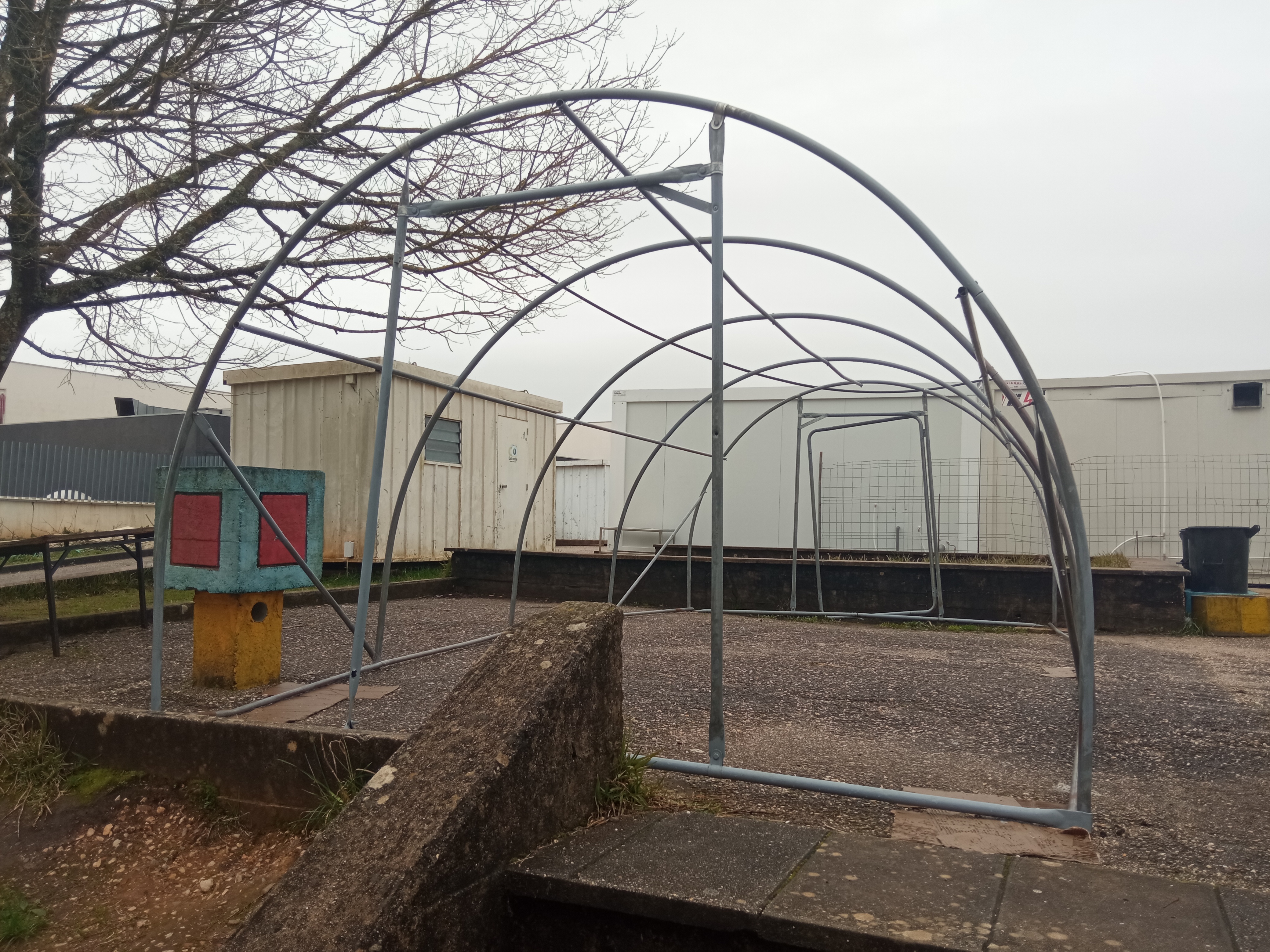 Armação da estufa recuperada com primário anti ferrugem.