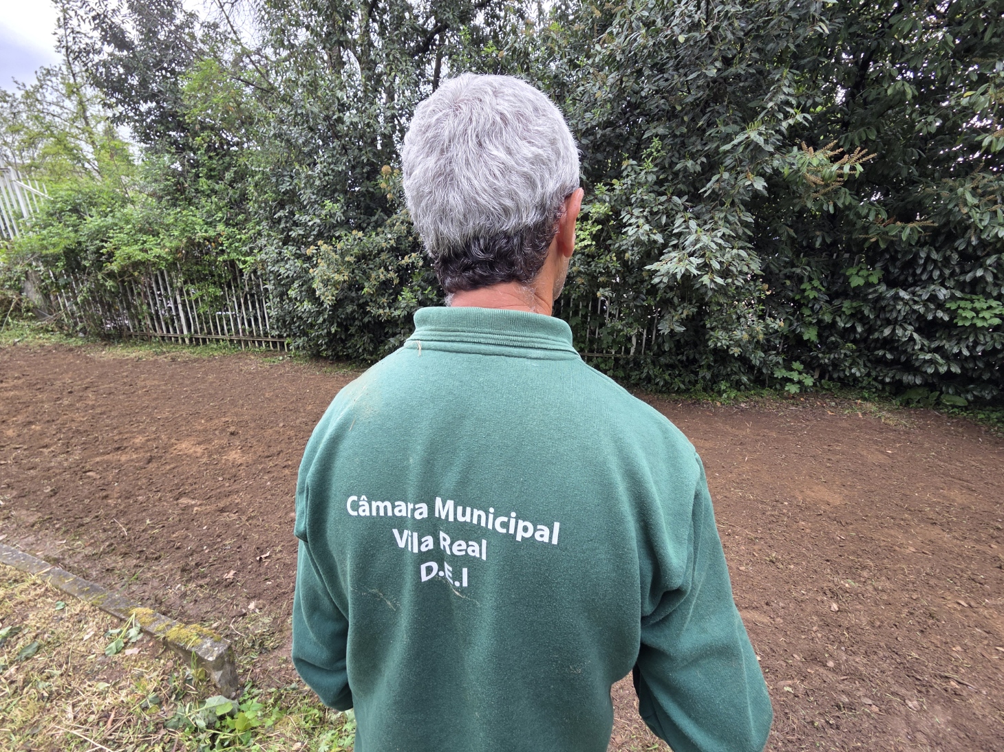 Preparação do terreno pelos jardineiros do Município de Vila Real