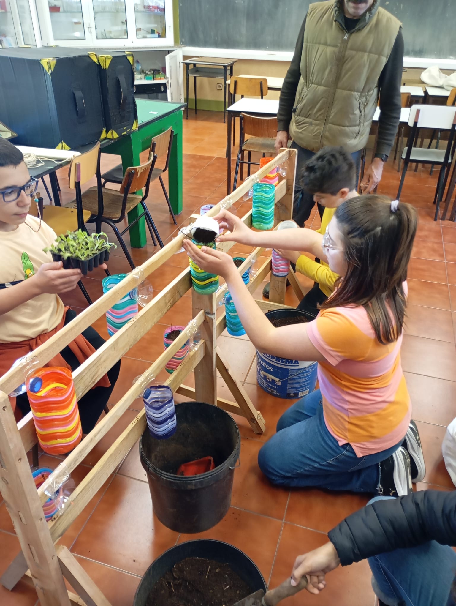 Plantação de alfaces em garrafas de plástico reutilizadas e decoradas pelos alunos.