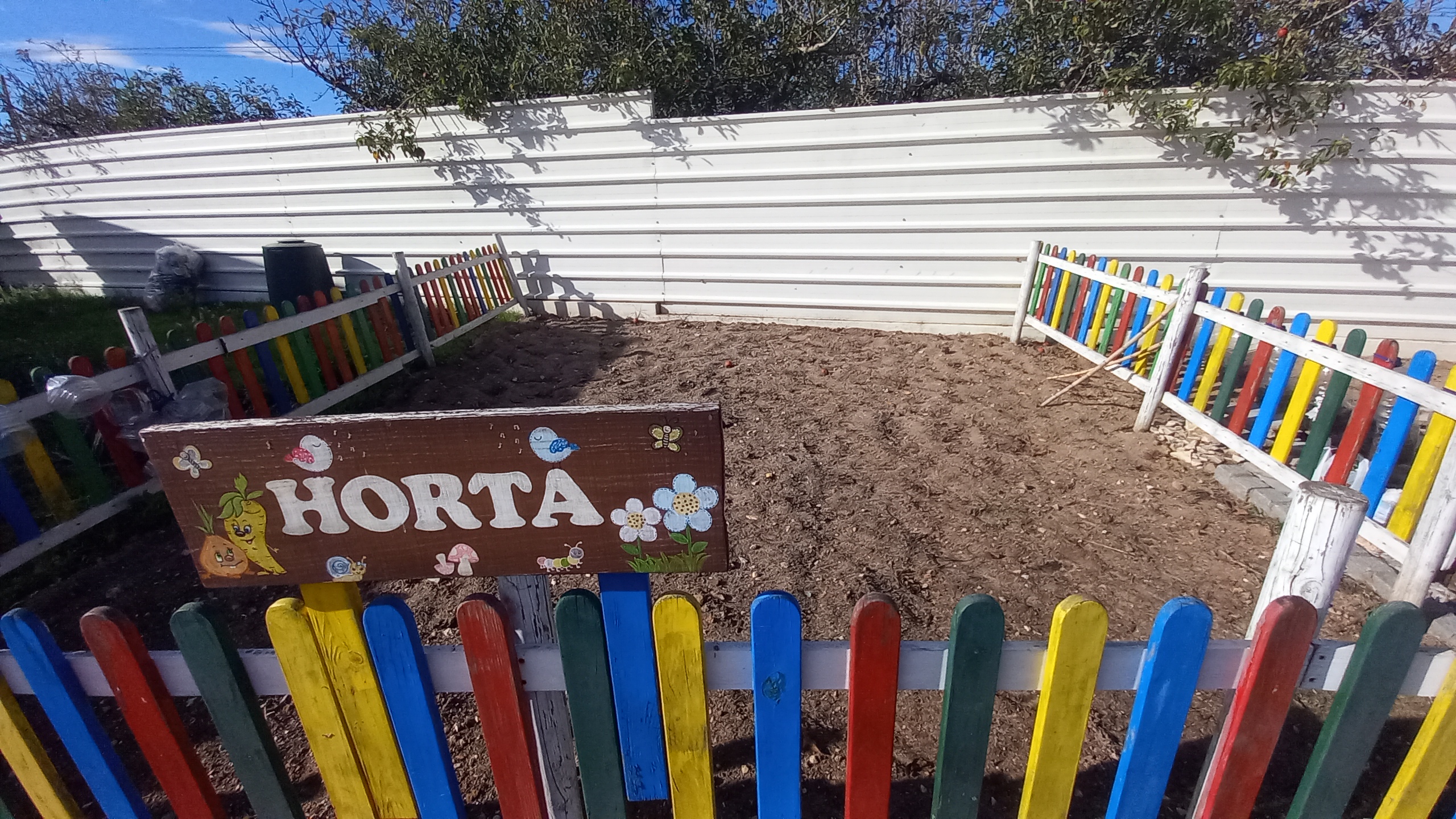 Preparação do terreno para o início do projeto "A nossa Horta". Este iniciou-se em outubro durante a Semana da Alimentação.