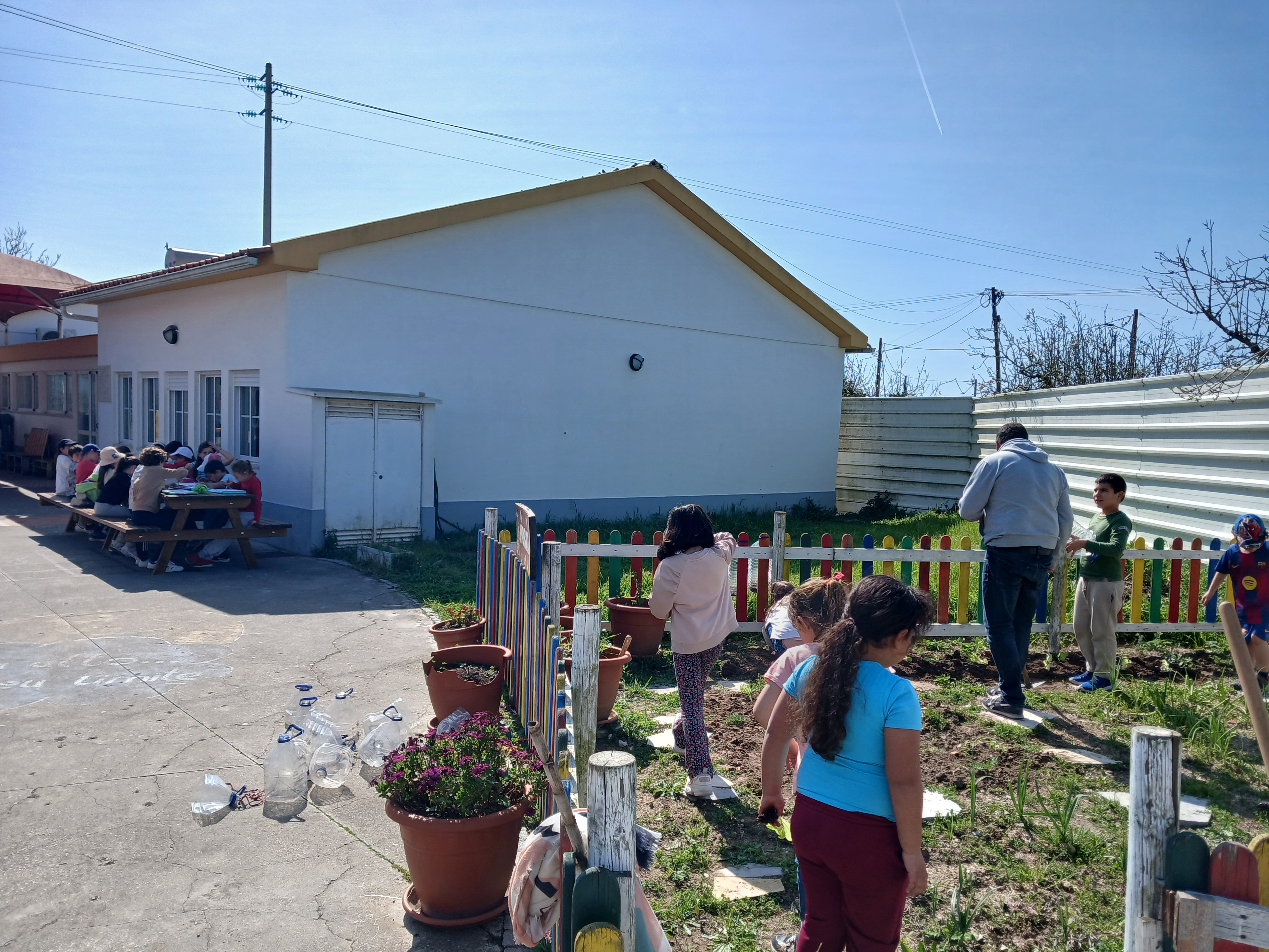 No dia 24 de março de 2026, em comemoração dos Dias + Verdes (atividade promovida pela CMA) os alunos plantaram as plantas recebidas pela troca de papel: morangueiros, plantas aromáticas, tomateiros, beringelas, courgettes, pimenteiros...