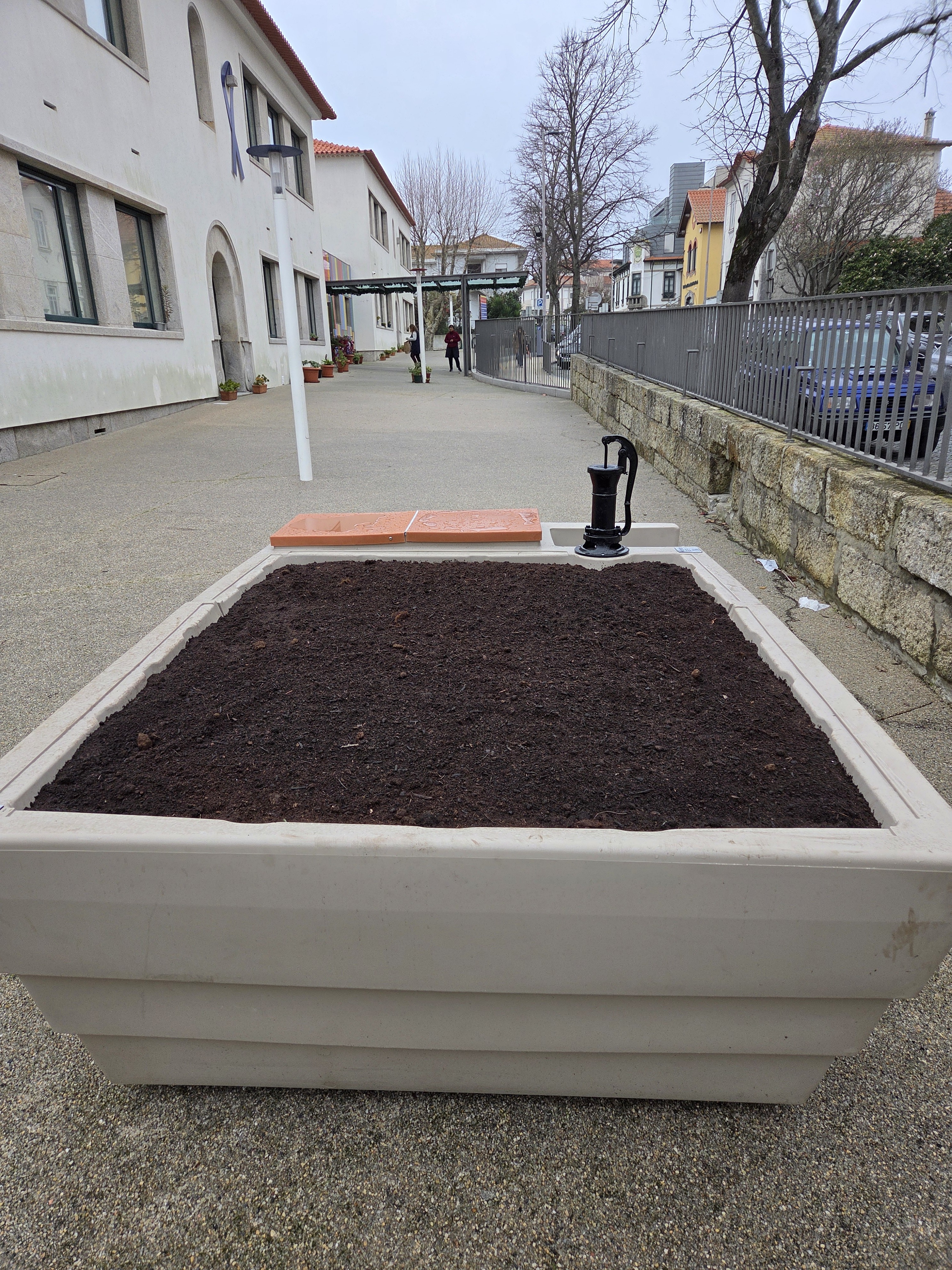 Foi feita a escolha do local onde colocar o horto lúdico pedagógico, disponibilizado pelo projeto Inovgreen, em parceria com a autarquia. Escolha feita com base na exposição solar.