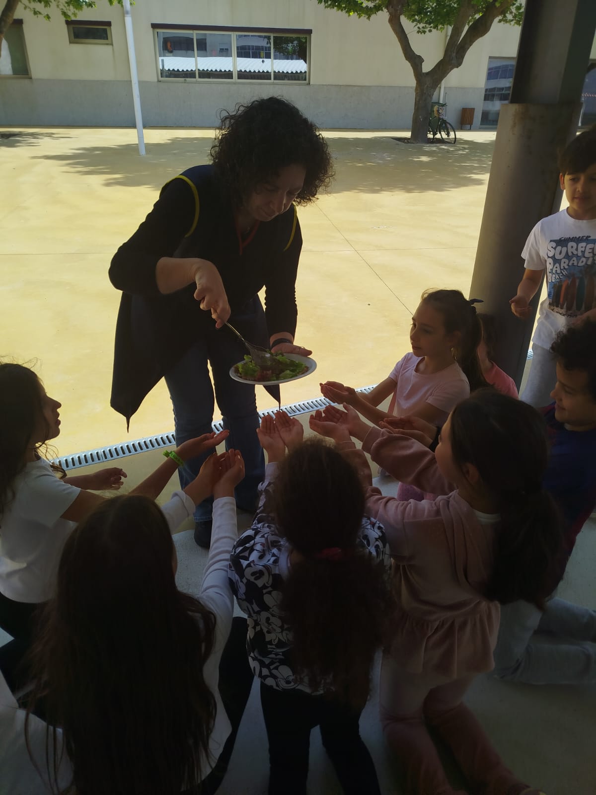 Passado 1 mês, os alunos vão provar as alfaces que semearam, plantaram, cuidaram e colheram.