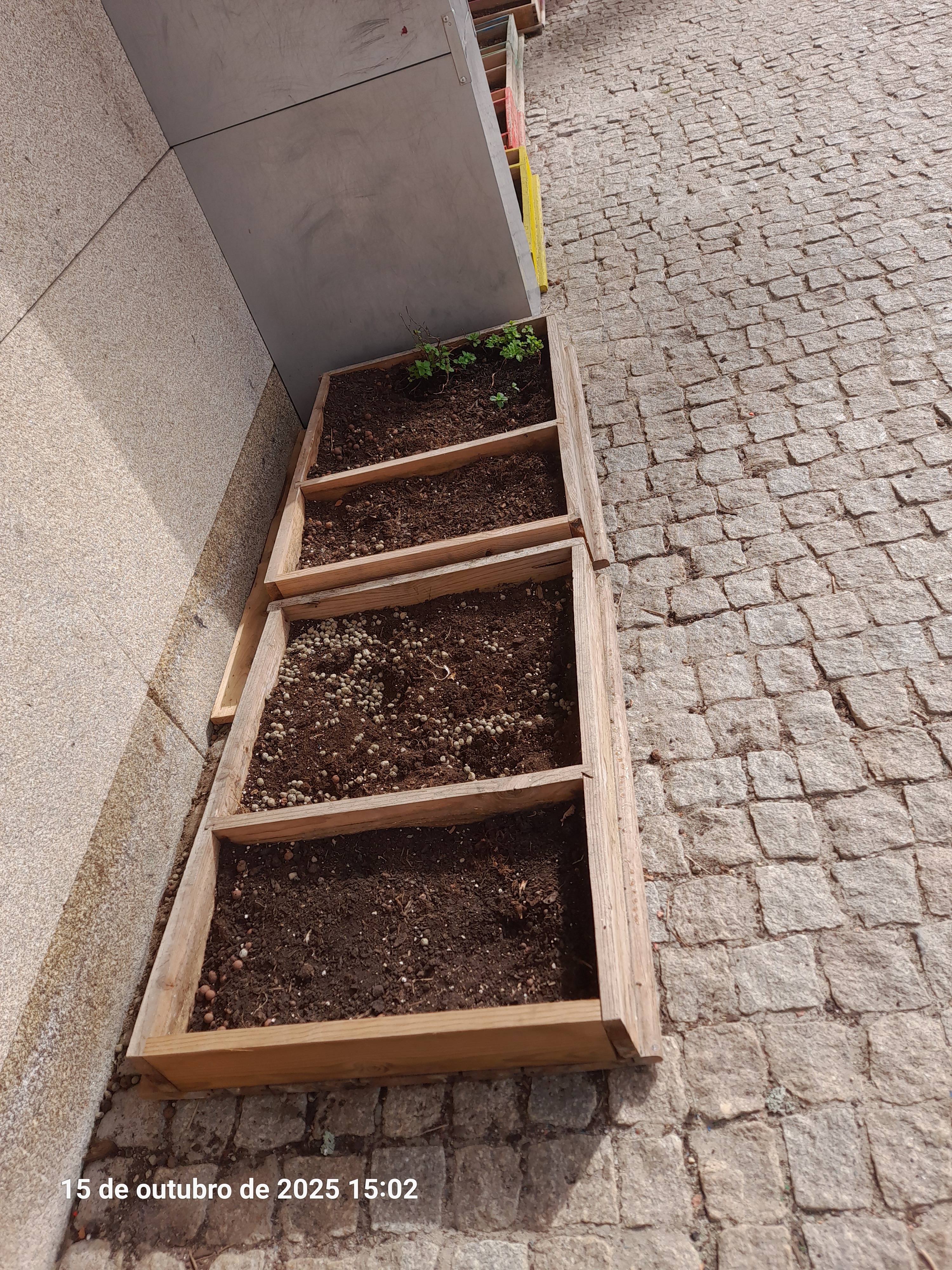 Canteiro sem plantações ou sementeiras.