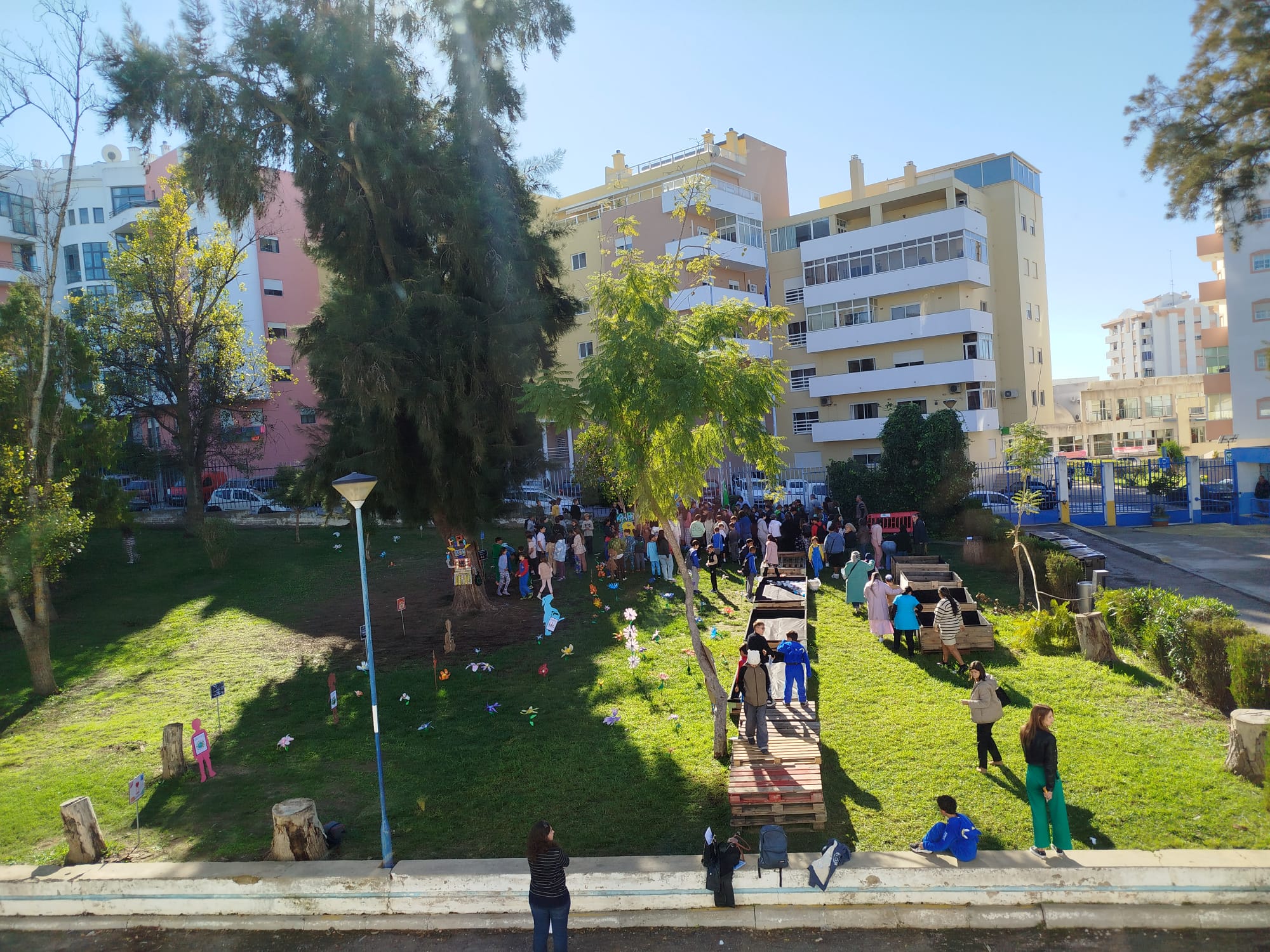 Horta estratégica na entrada principal com 8 caixas recuperadas (economia circular). O espaço é dinamizado por 7 turmas do 2.º ciclo e pela Educação Especial, promovendo uma aprendizagem ativa e inclusiva.