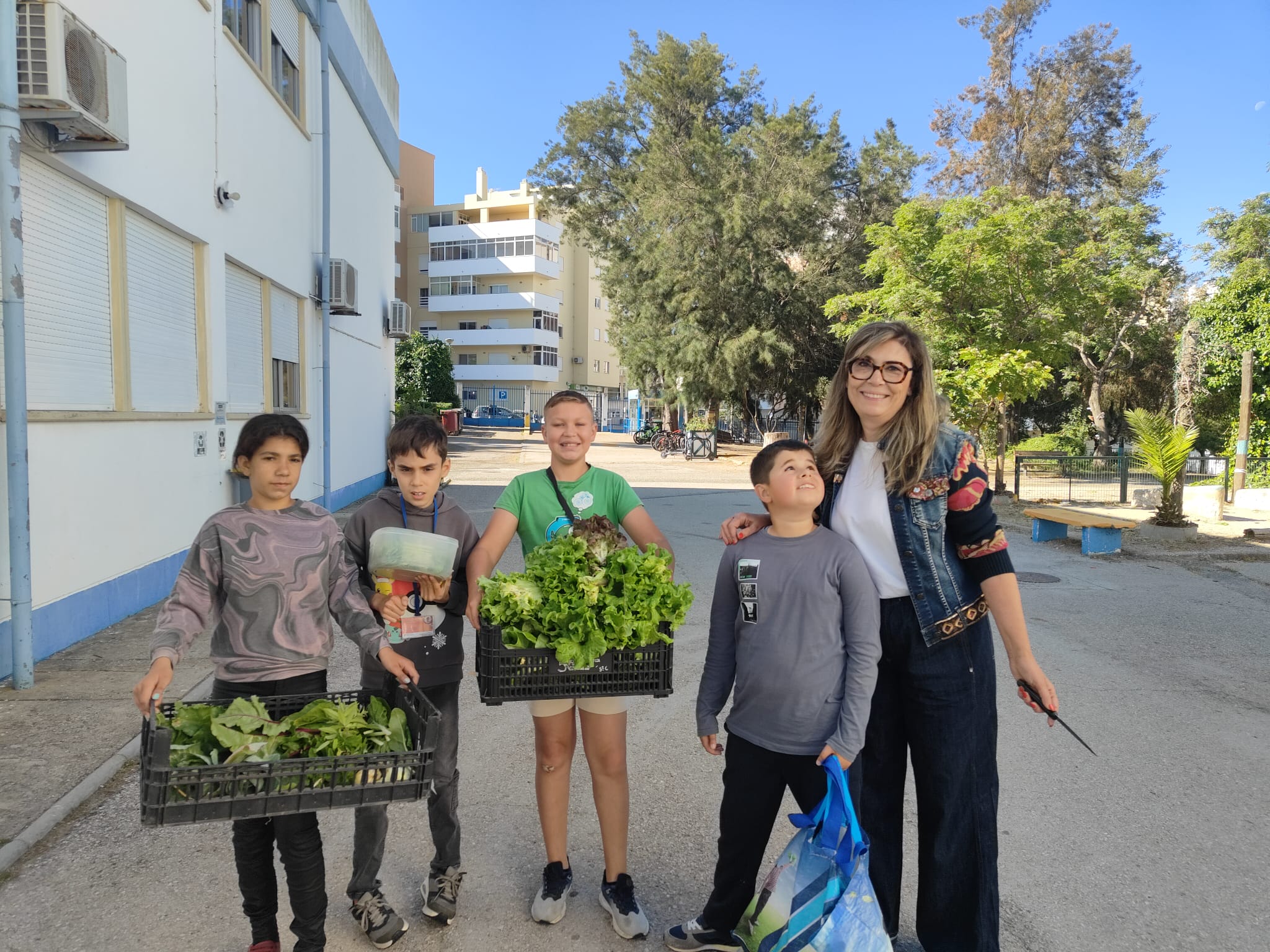 Após a colheita na horta escolar, os alunos prepararam os produtos para venda no mercadinho biológico. Os hortícolas que não foram vendidos foram oferecidos à cantina escolar, promovendo o aproveitamento sustentável dos alimentos e o espírito de partilha.