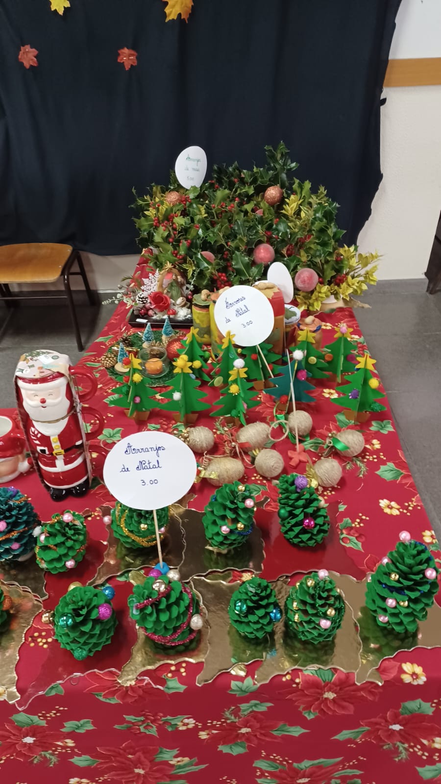 Produtos construídos na escola pelos alunos e crianças com materiais recicláveis