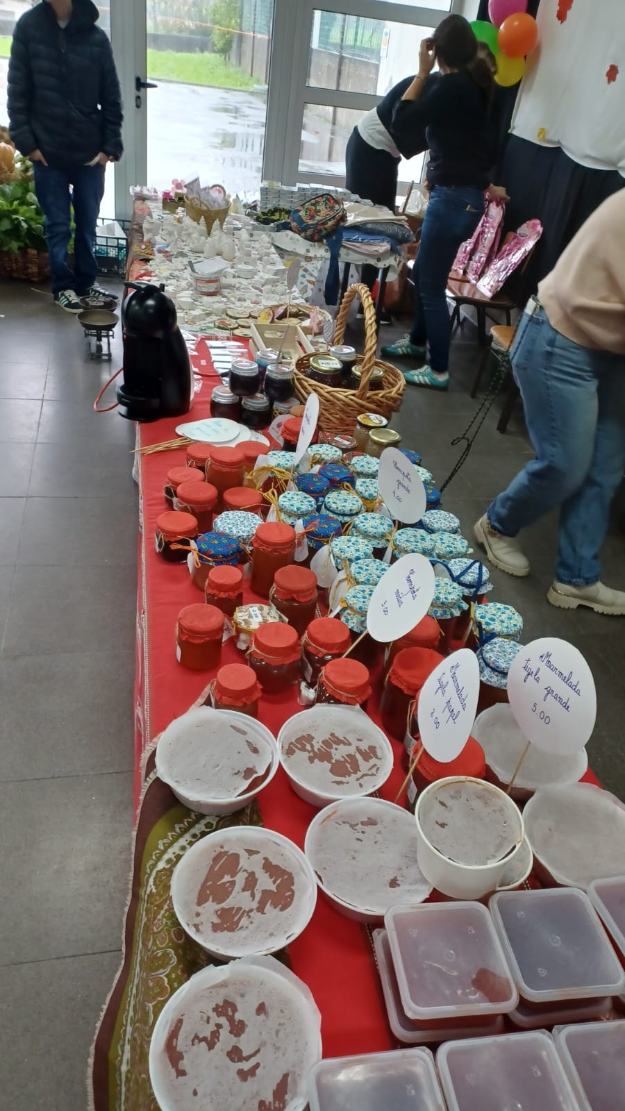 Produtos confeccionados na escola pelos alunos e crianças