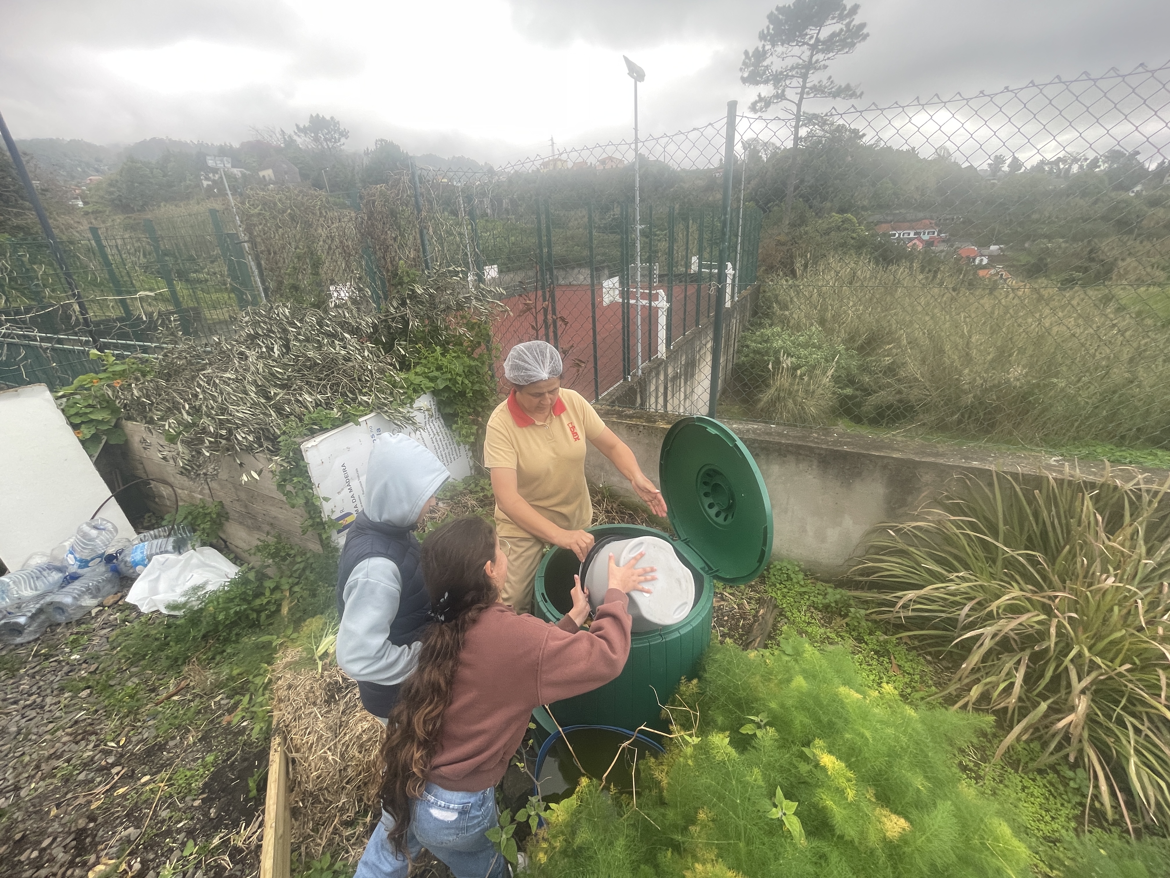Deitar os restos da cantina no compostor