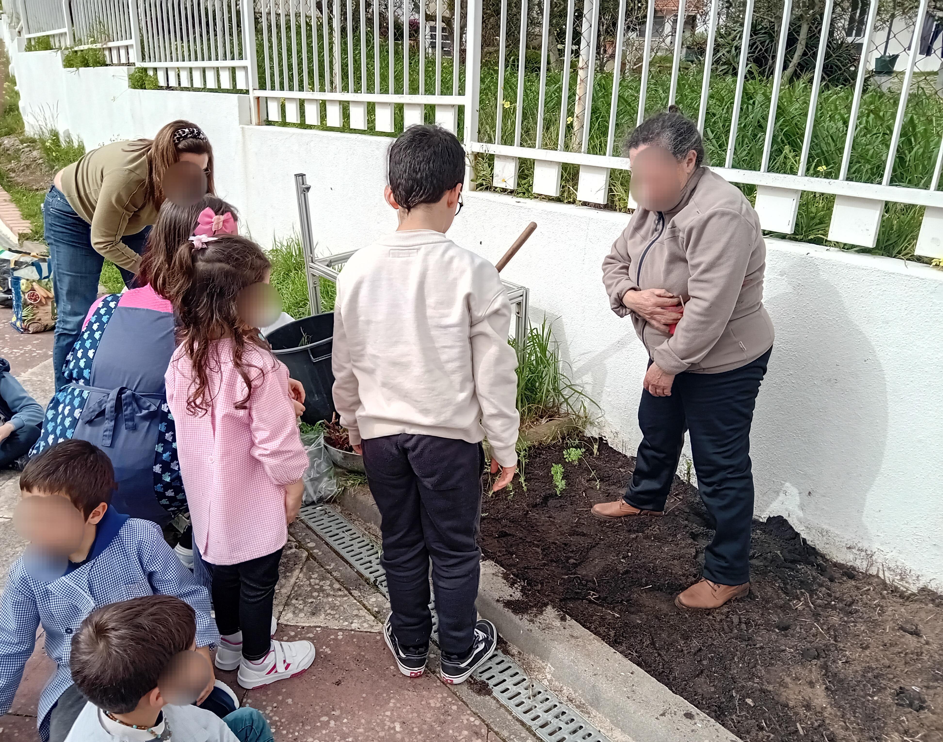 Contámos com a colaboração de familiares na construção da nossa horta.