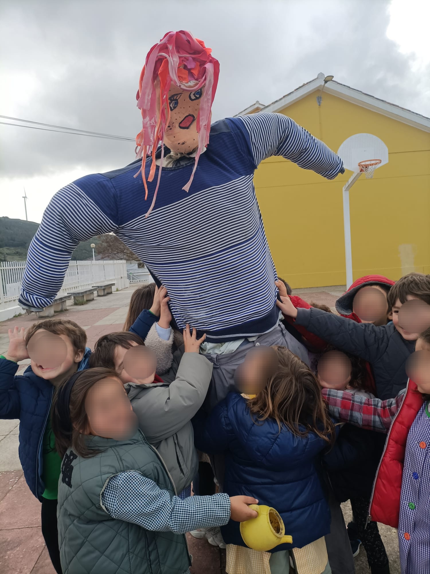 Colocação do espantalho na horta.
