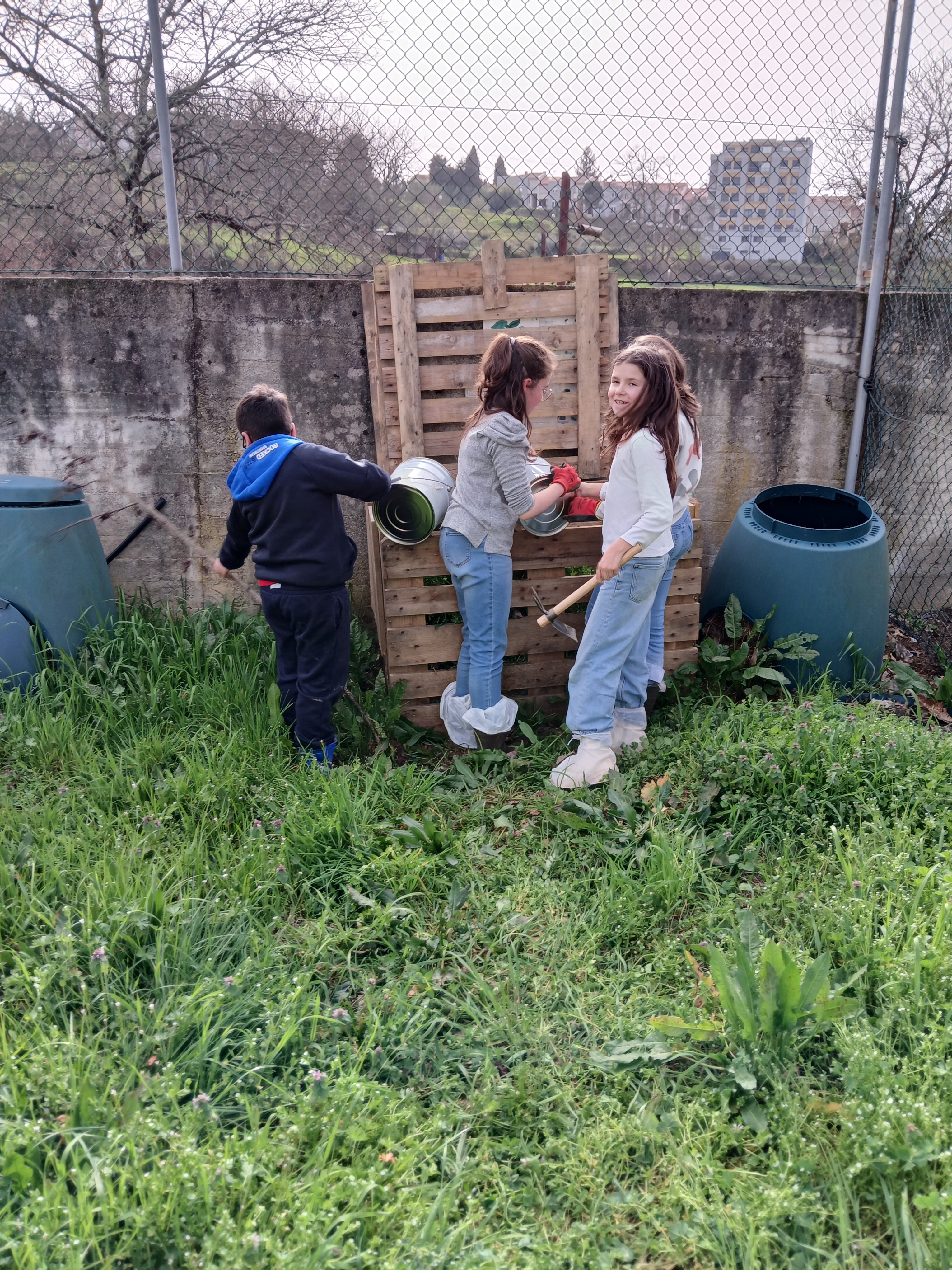 A monda de ervas daninhas e a recolha de resíduos biológicos das plantas, bem como as borras de café provenientes do bar e os restos de frutas e legumes da cantina escolar tem alimentado a compostagem, que tem contribuído para a adubação natural do solo.