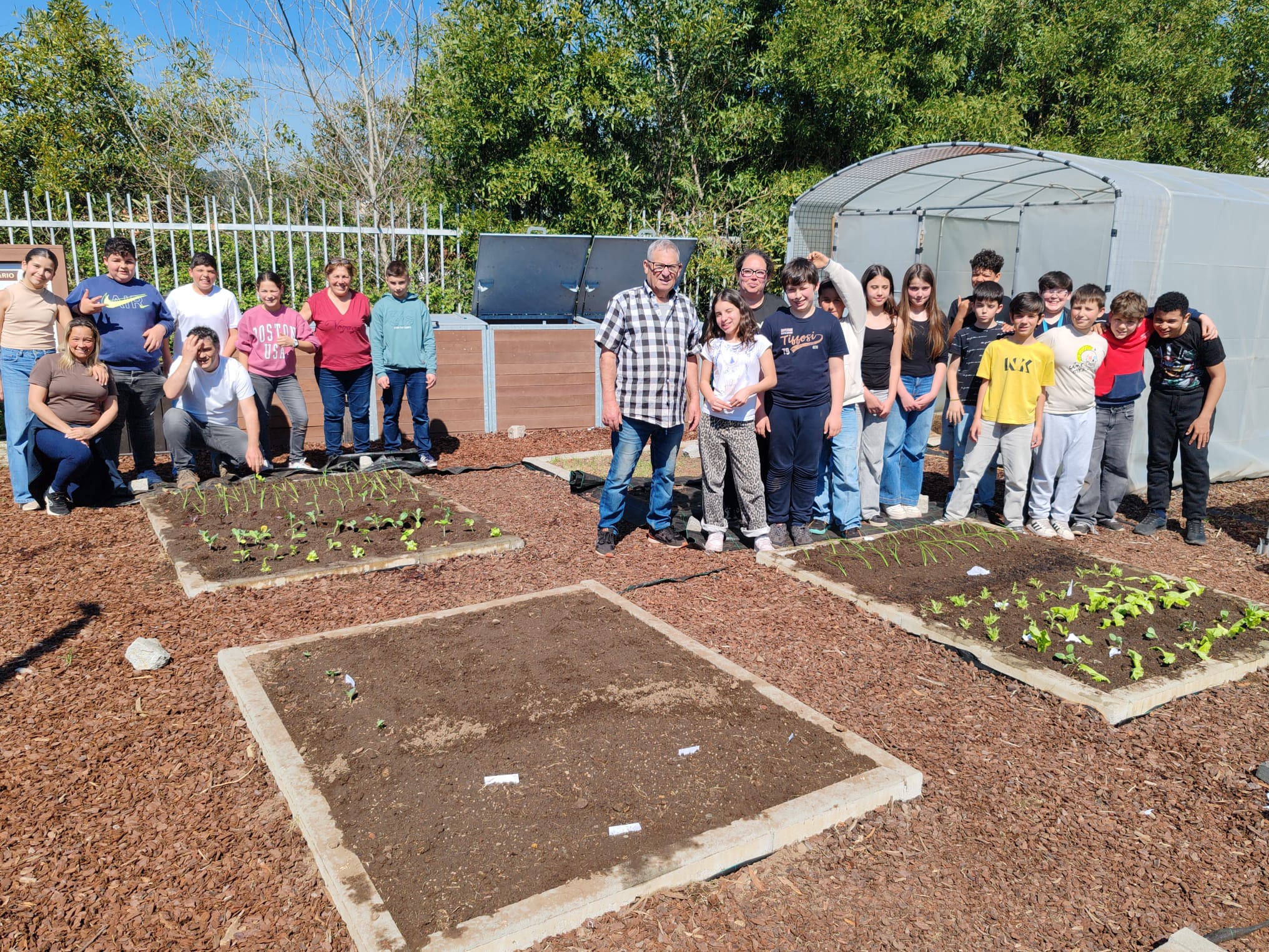 Sementeira e Pantação com o apoio da comunidade. Os pais/EE e familiares dos alunos trouxeram sementes e plantas enraizadas para a horta da escola, ajudaram na respetiva sementeira e plantação e partilharam as técnicas técnicas e procedimentos.