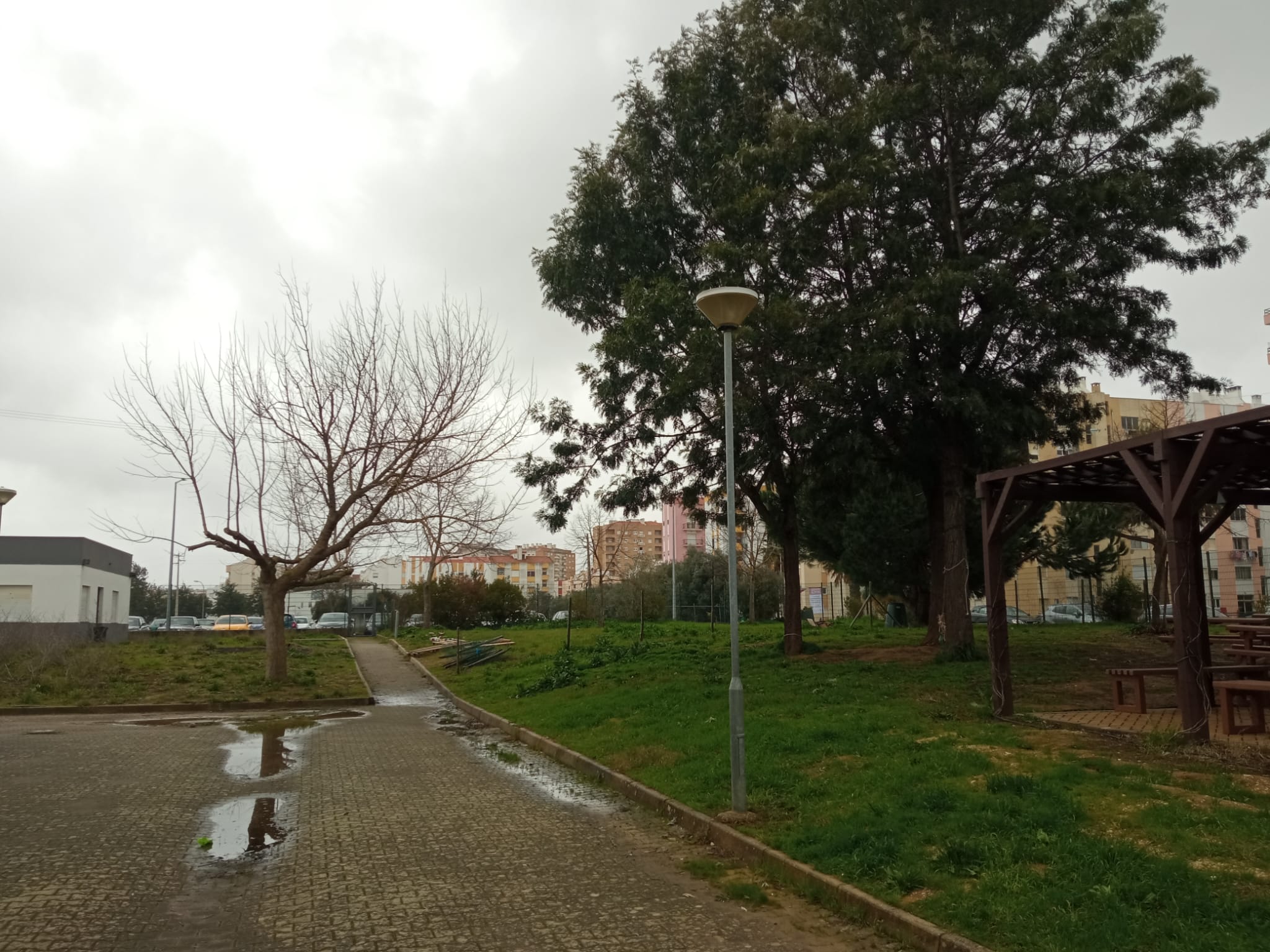 Vista do acesso ao espaço delimitado para instalação de projeto de Horta Bio. Ponto de água no edifício à esquerda. A Horta Bio ficará ao fundo à direita.