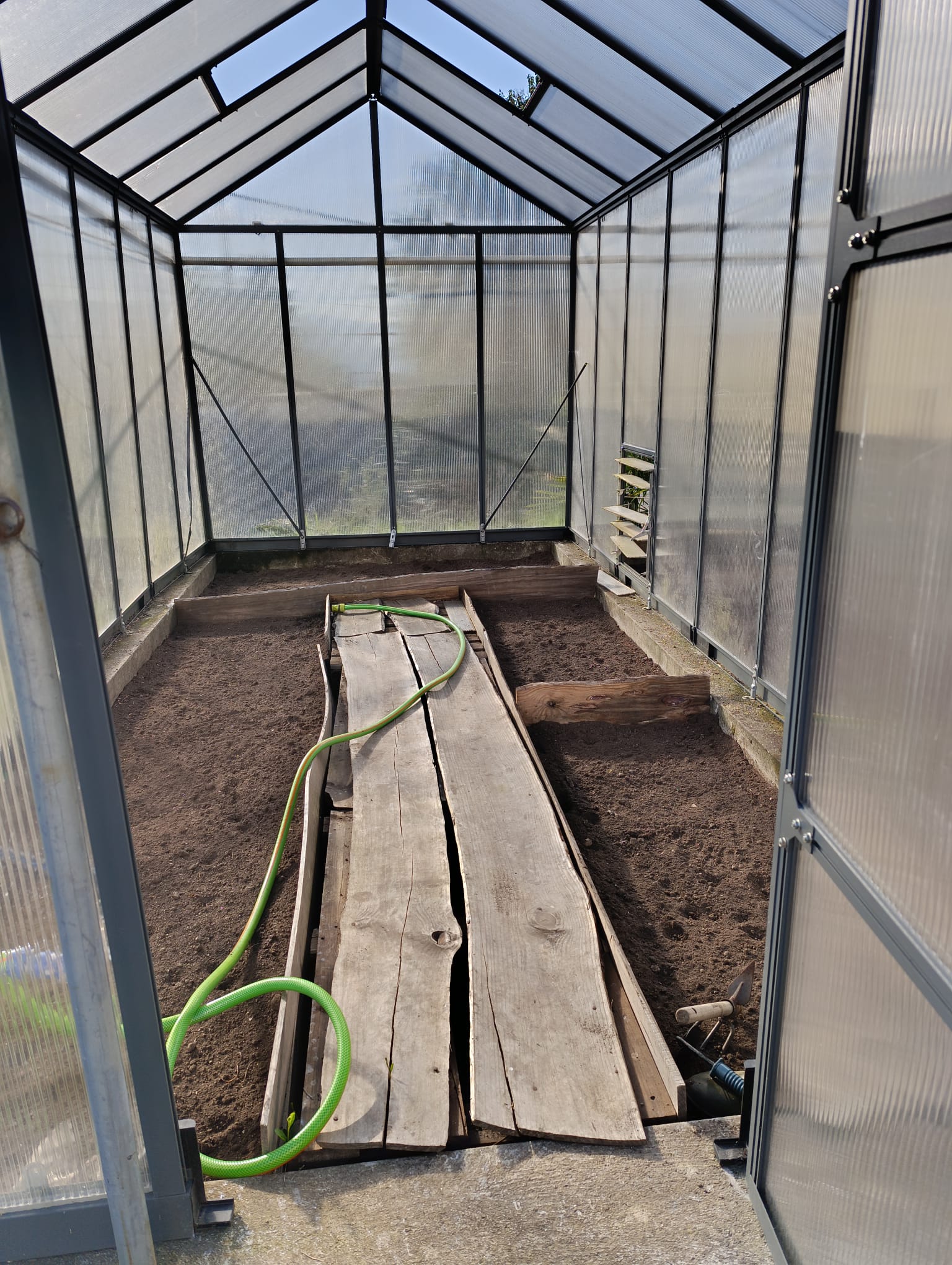 Terreno interior da estufa limpo
